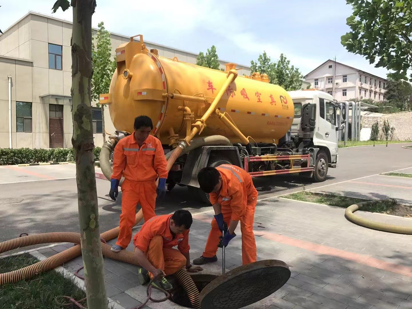 潢川管道疏通车停在窨井附近