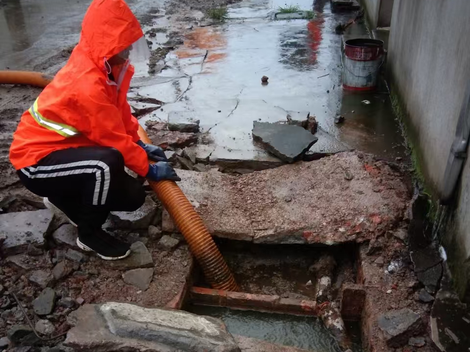 潢川专业清理污水池 炜誉市政以规范流程守护城市 “肠道”