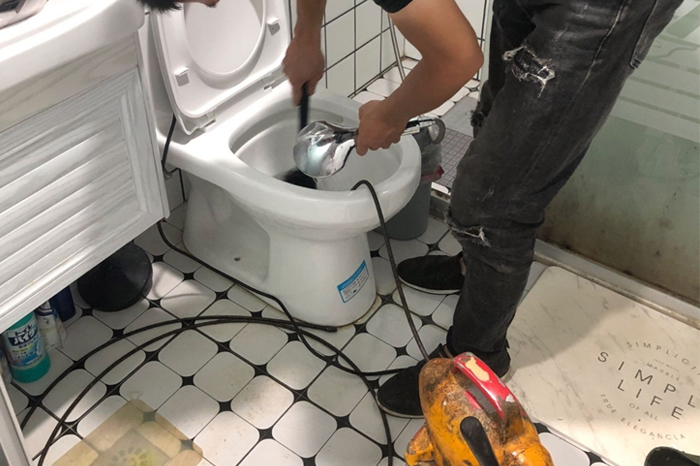 潢川马桶堵塞自己疏通还是找师傅?专业上门服务让你省时更省心